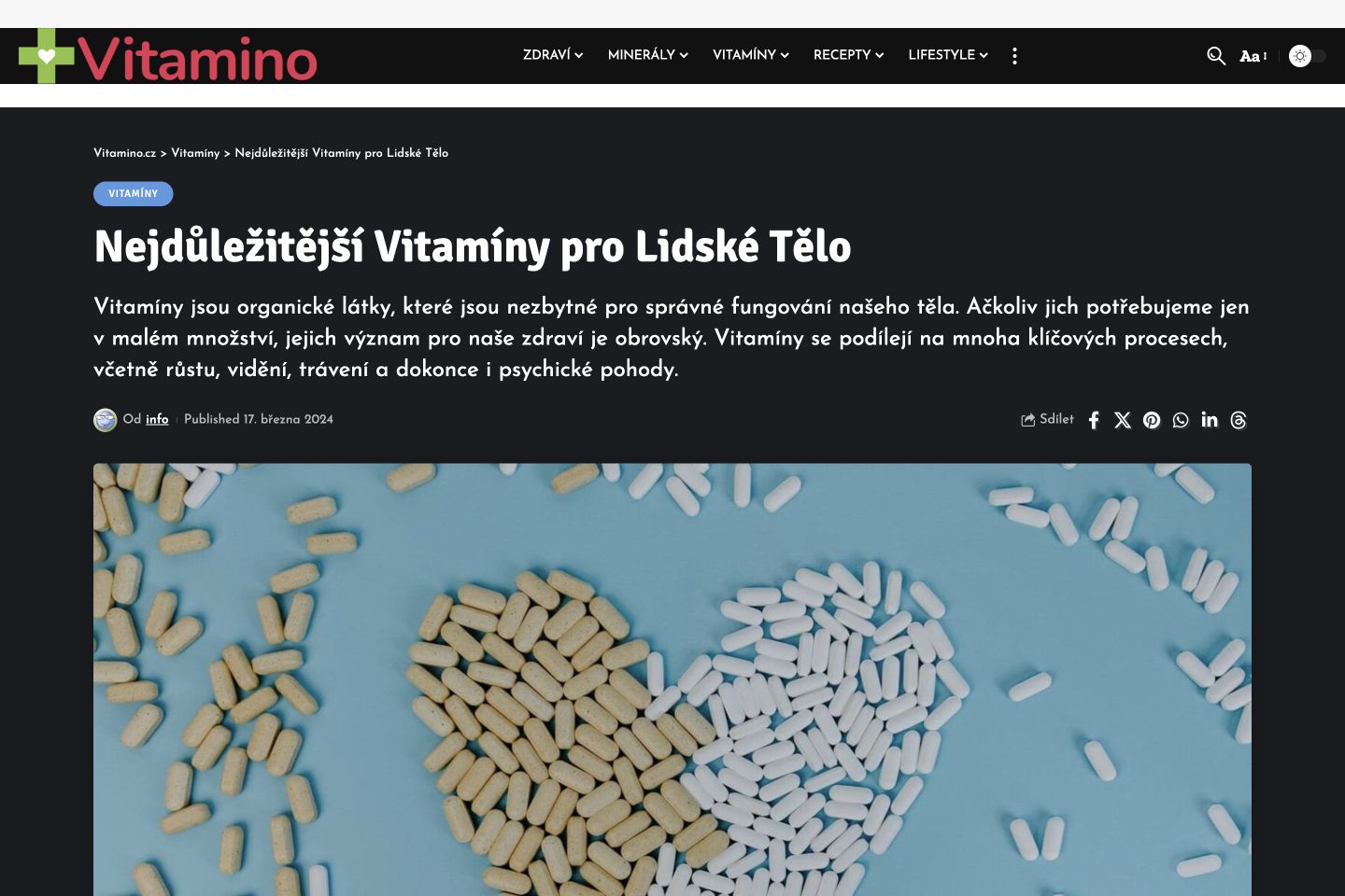 Článok magazínu Vitamino o vitamínoch s fotografiou tabliet na modrom pozadí